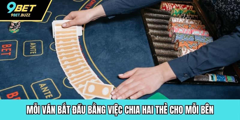 Mỗi ván bắt đầu bằng việc chia hai thẻ cho mỗi bên